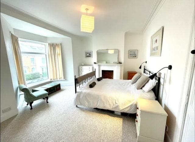 *Family Home In Mumbles. Close To The Beach* Eksteriør billede