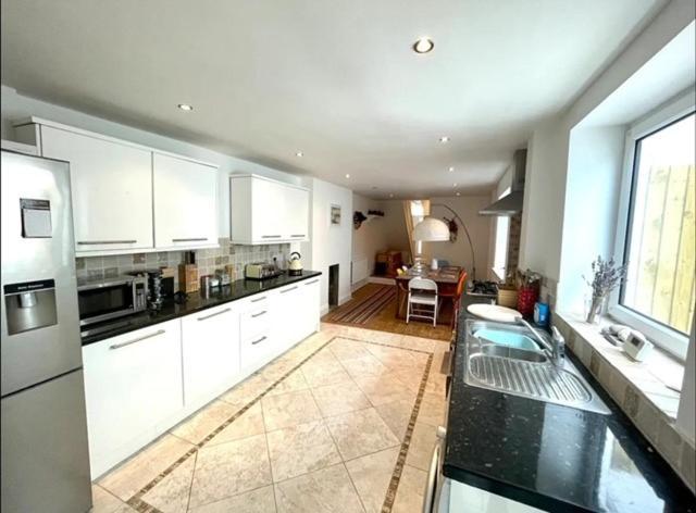 *Family Home In Mumbles. Close To The Beach* Eksteriør billede
